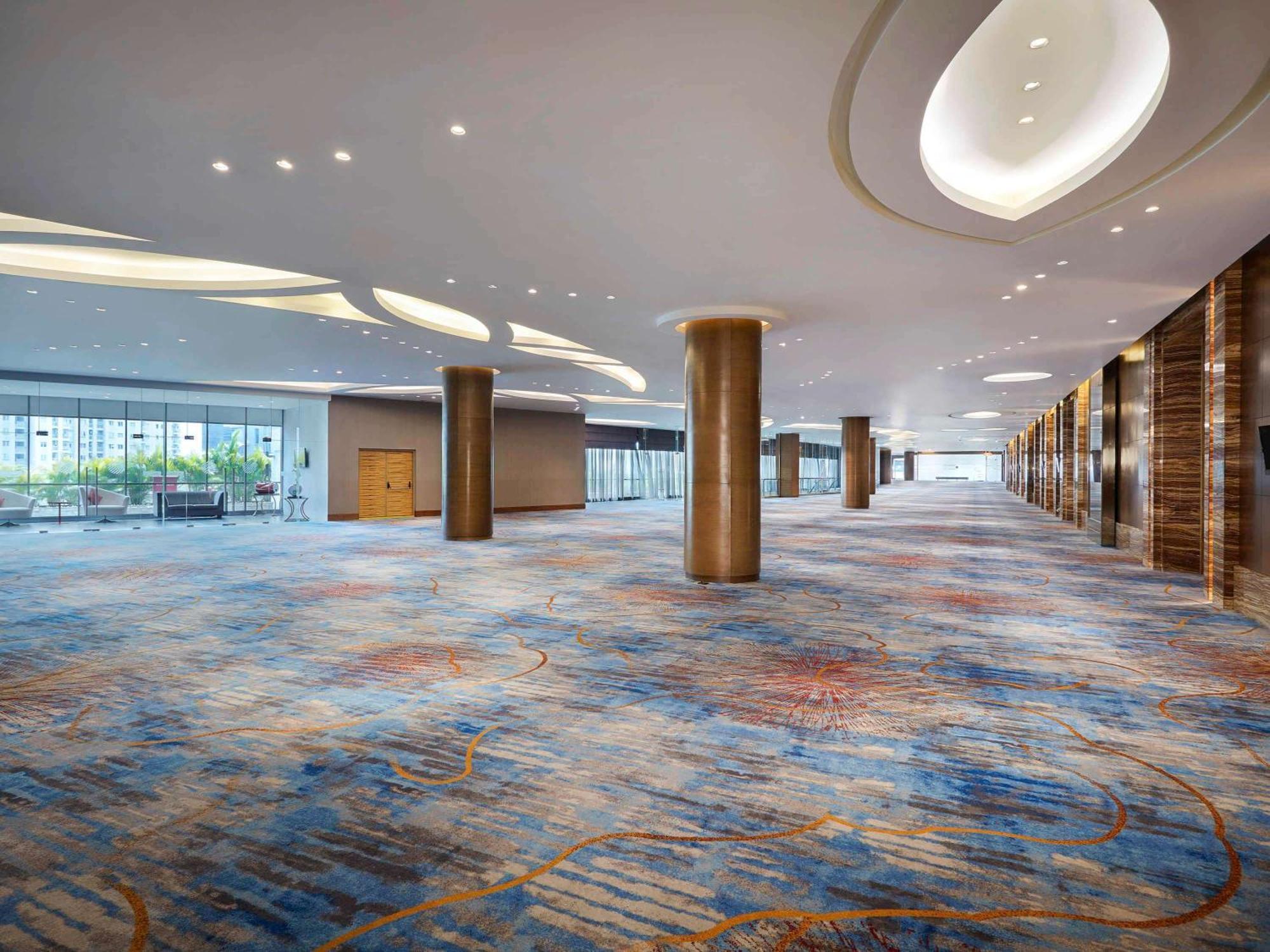 Pullman Jakarta Central Park Exteriér fotografie The interior of the National Convention Centre