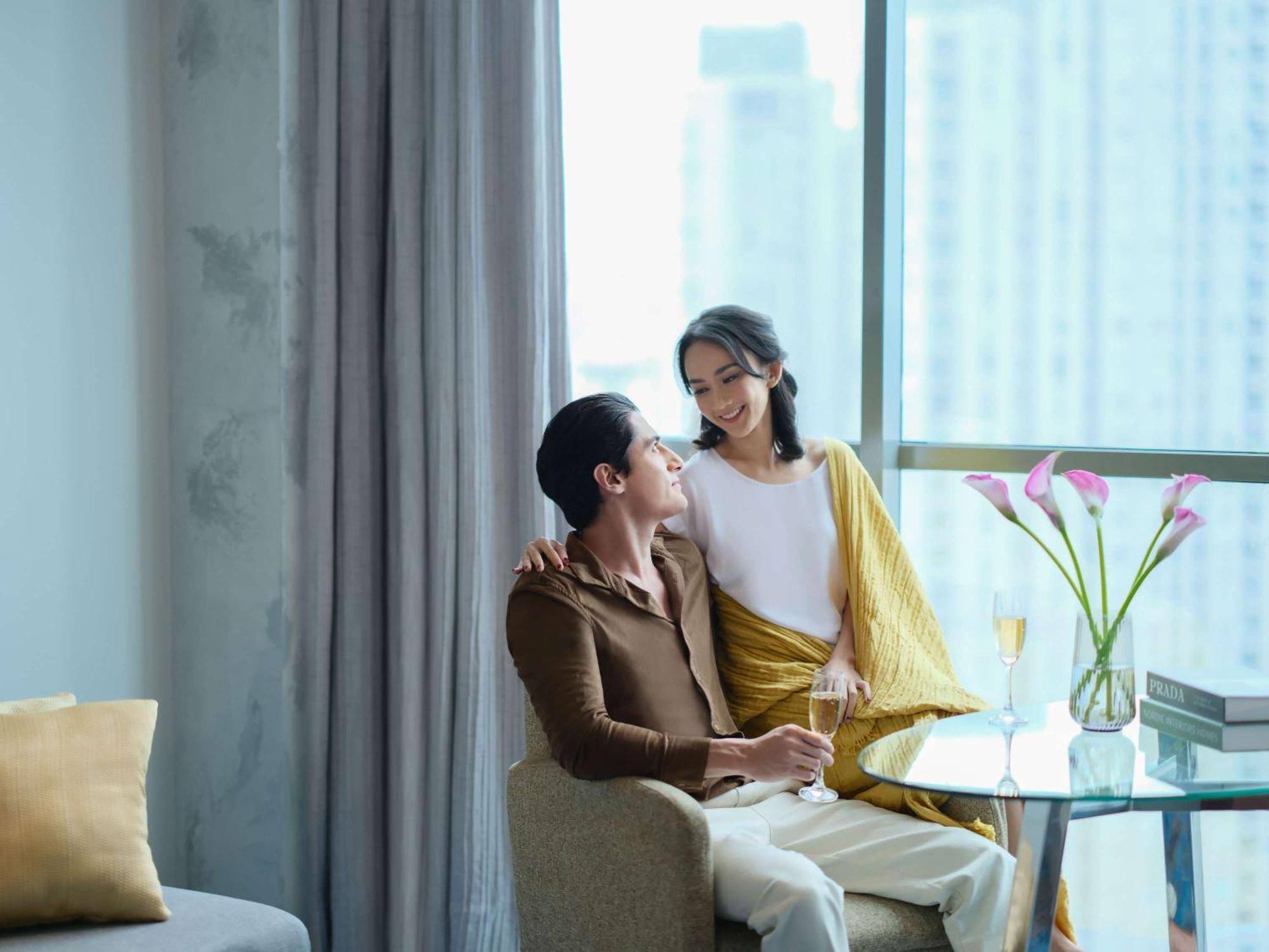 Pullman Jakarta Central Park Exteriér fotografie A couple in a hotel room