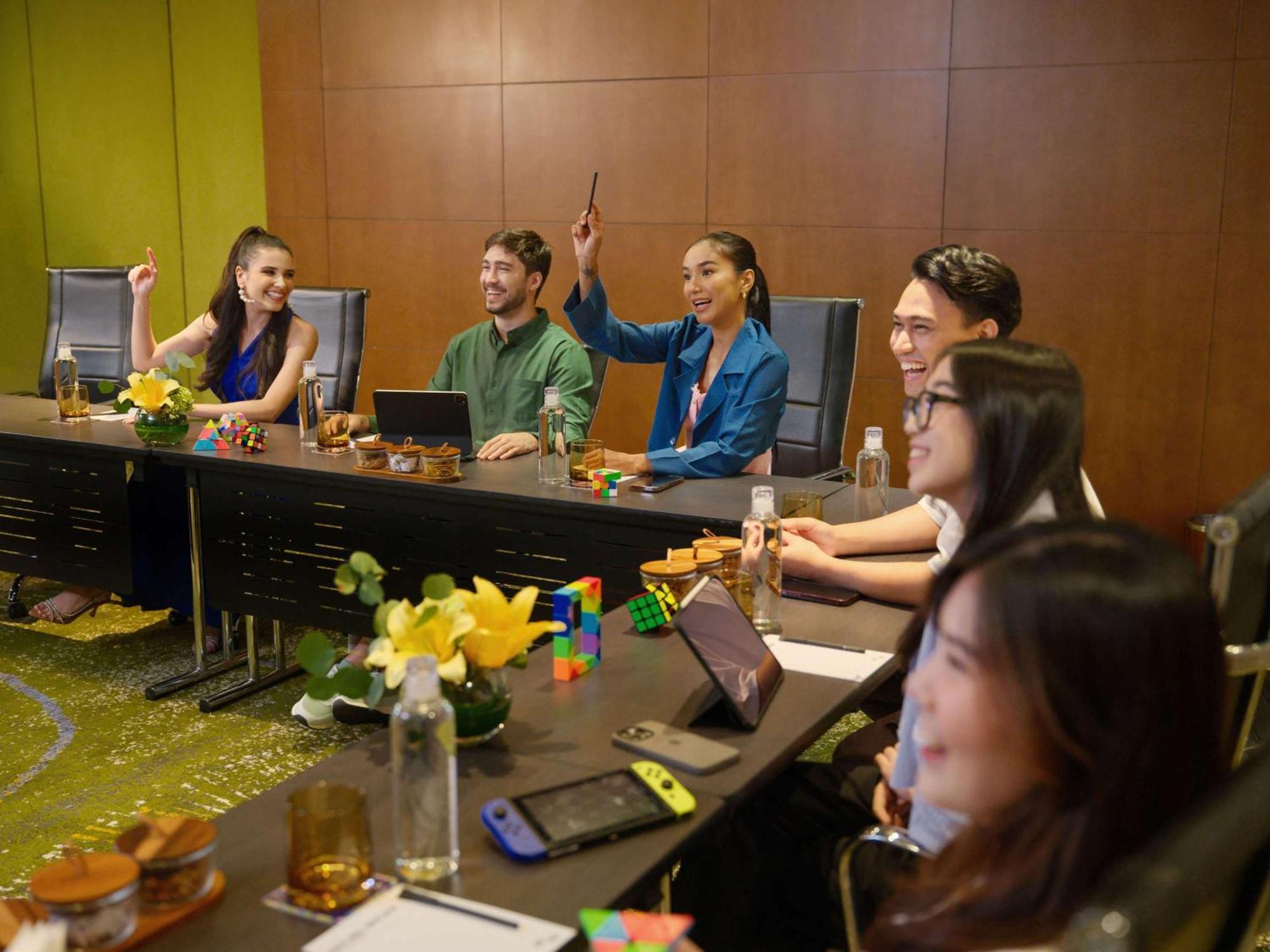 Pullman Jakarta Central Park Exteriér fotografie The cast of The Gifted at the 2019 WonderCon