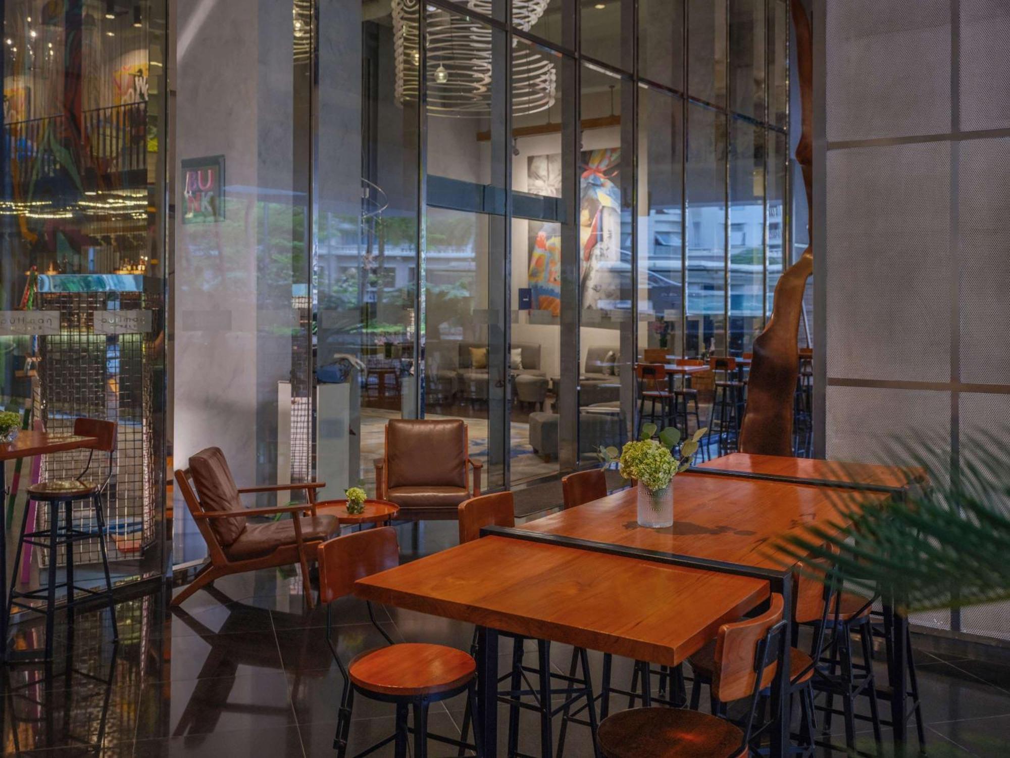 Pullman Jakarta Central Park Exteriér fotografie The interior of the Starbucks Reserve Roastery in Seattle