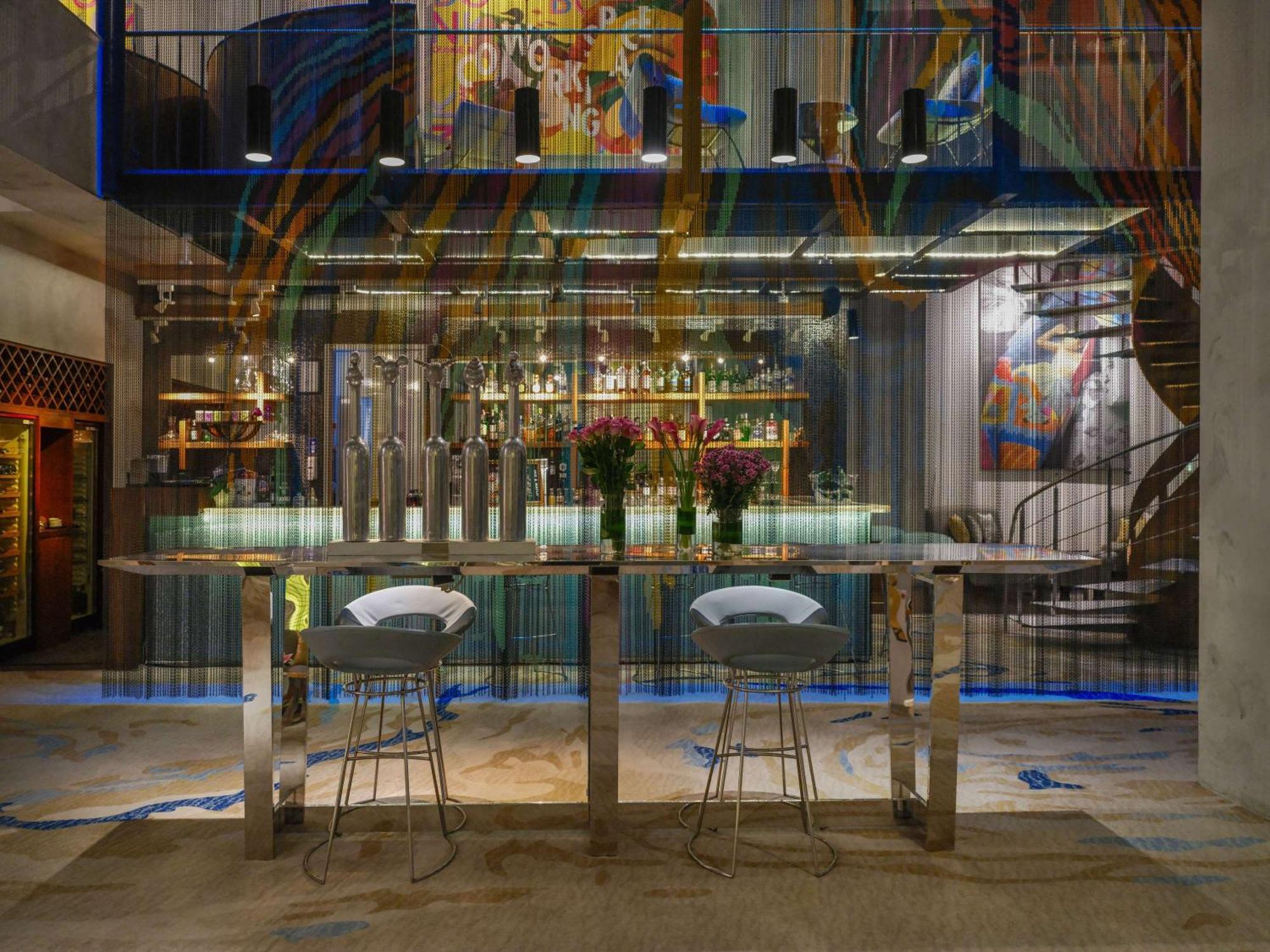 Pullman Jakarta Central Park Exteriér fotografie The bar at the hotel
