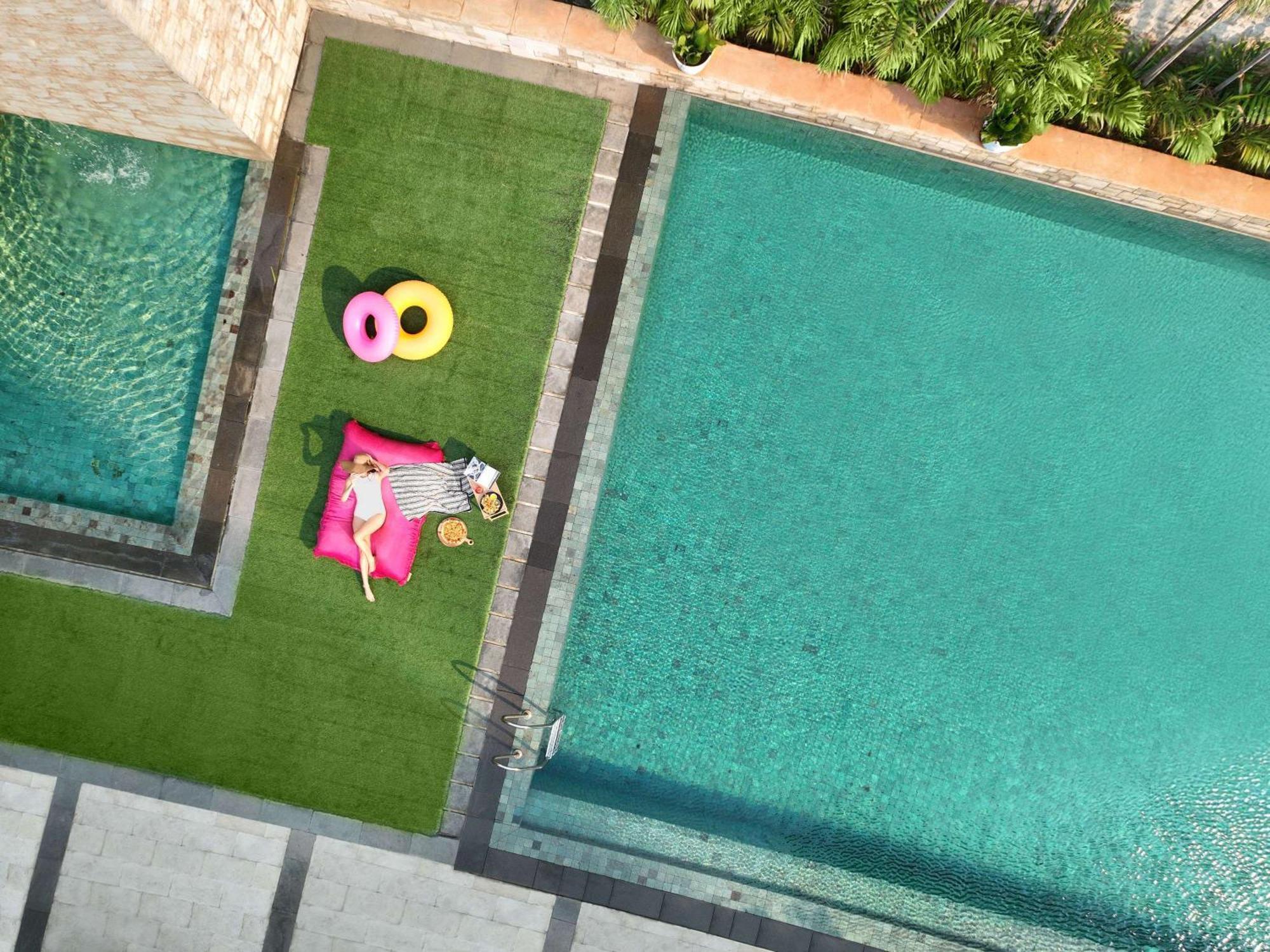 Pullman Jakarta Central Park Exteriér fotografie Artificial grass for landscaping