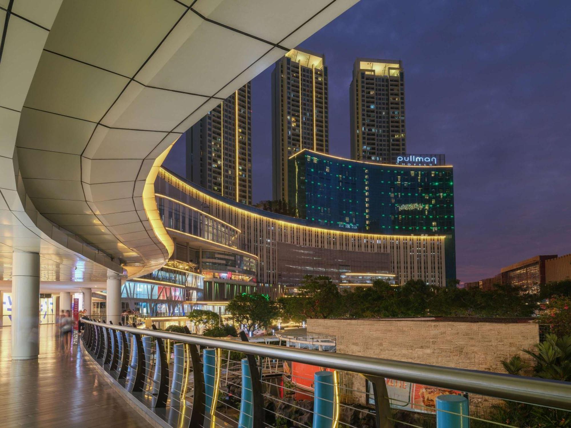 Pullman Jakarta Central Park Exteriér fotografie The hotel at night