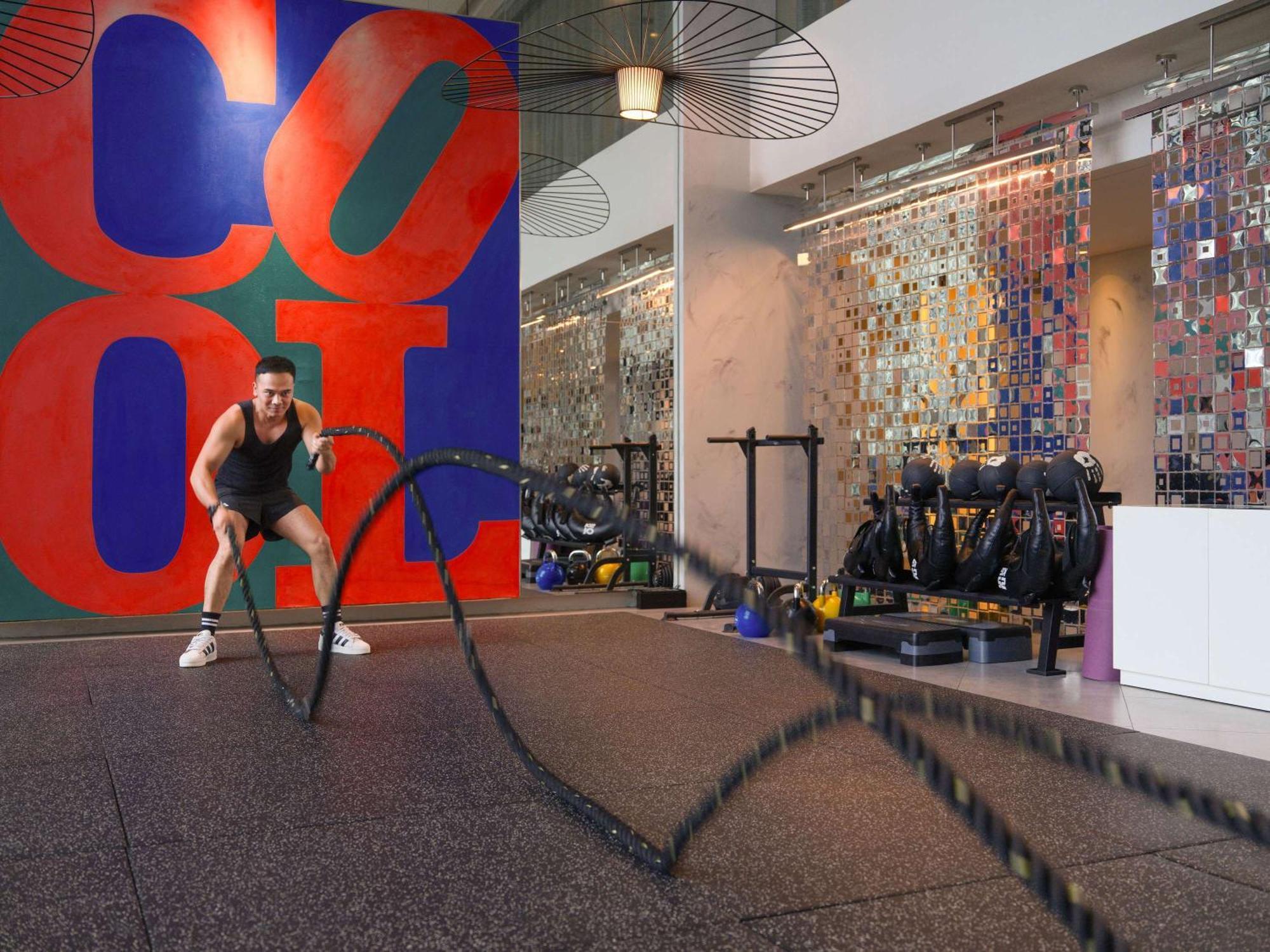 Pullman Jakarta Central Park Exteriér fotografie The gym at the Standard East Village