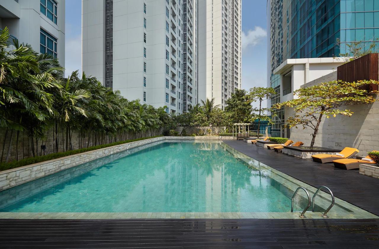 Pullman Jakarta Central Park Exteriér fotografie The swimming pool at the hotel